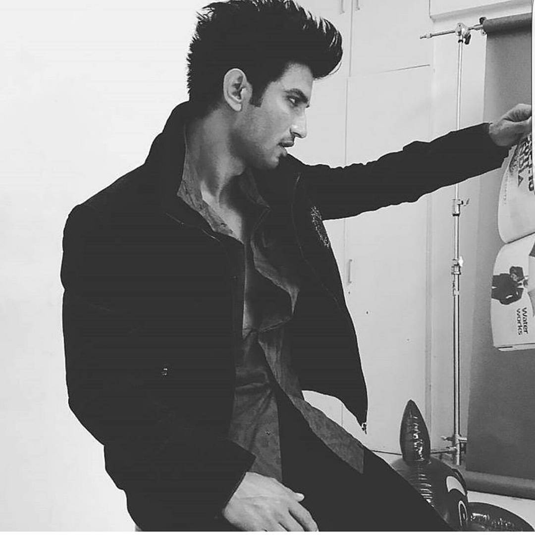 وہیں اس سے پہلے سشانت سنگھ راجپوت سنگھ (Sushant Singh Rajput) کے سابق اسسٹینٹ انکت اچاریہ (Ankit Acharya) نے کہا کہ میں نے ان کے ساتھ تین سال تک کام کیا ہے اور میرے رہتے سشانت سنگھ راجپوت نے اپنے کمرے کو اندر سے بند نہیں کیا۔ میں ہمیشہ ان کے ساتھ رہتا تھا۔ اس بات کو میں پورے یقین سے کہہ سکتا ہوں کہ وہ خودکشی نہیں کرسکتے ہیں۔ وہیں اس سے پہلے سشانت سنگھ راجپوت سنگھ (Sushant Singh Rajput) کے سابق اسسٹینٹ انکت اچاریہ (Ankit Acharya) نے کہا کہ میں نے ان کے ساتھ تین سال تک کام کیا ہے اور میرے رہتے سشانت سنگھ راجپوت نے اپنے کمرے کو اندر سے بند نہیں کیا۔ میں ہمیشہ ان کے ساتھ رہتا تھا۔ اس بات کو میں پورے یقین سے کہہ سکتا ہوں کہ وہ خودکشی نہیں کرسکتے ہیں۔