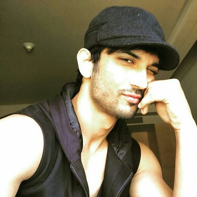 ممبئی: بالی ووڈ اداکار سشانت سنگھ راجپوت (Sushant Singh Rajput) کے انتقال کے بعد سوشل میڈیا (Social Media) سے لے کر انڈسٹری کے اندر تک ہر جگہ نیپوٹزم (اقربا پروری) کو لے کر زبردست بحث چھڑ گئی ہے، جہاں ایک طرف لوگ کئی فلم میکرس پر تنقید کر رہے ہیں وہیں دوسری طرف اسٹارکڈس پر بھی طرح طرح کے الزامات عائد کئے جارہے ہیں۔ اس درمیان اداکارہ روینہ ٹنڈن (Raveena Tondon) نے حیران کن انکشاف کیا ہے۔ انہوں نے نیپوٹزم (Nepotism) کو لے کر بات چیت کے دوران ایک نئی بحث چھیڑ دی ہے۔ ممبئی: بالی ووڈ اداکار سشانت سنگھ راجپوت (Sushant Singh Rajput) کے انتقال کے بعد سوشل میڈیا (Social Media) سے لے کر انڈسٹری کے اندر تک ہر جگہ نیپوٹزم (اقربا پروری) کو لے کر زبردست بحث چھڑ گئی ہے، جہاں ایک طرف لوگ کئی فلم میکرس پر تنقید کر رہے ہیں وہیں دوسری طرف اسٹارکڈس پر بھی طرح طرح کے الزامات عائد کئے جارہے ہیں۔ اس درمیان اداکارہ روینہ ٹنڈن (Raveena Tondon) نے حیران کن انکشاف کیا ہے۔ انہوں نے نیپوٹزم (Nepotism) کو لے کر بات چیت کے دوران ایک نئی بحث چھیڑ دی ہے۔
