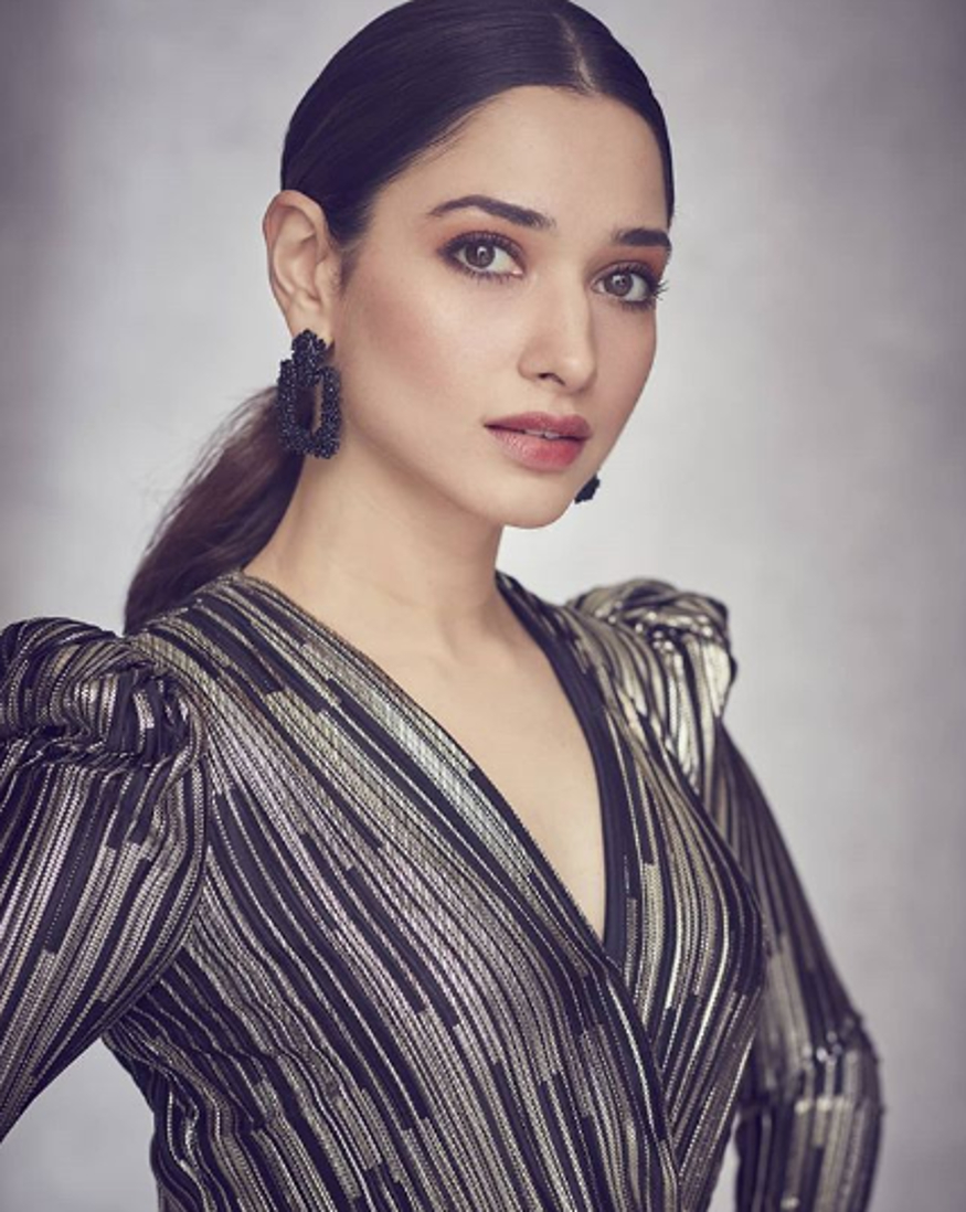 یہی نہیں انہوں نے کچھ ہندی گانوں کے ایلبم میں بھی کام کیا ہے ، لیکن اطمینان نہ ہونے پر انہوں نے تیلگو اور تمل فلموں کا رخ کیا ۔ تصویر : انسٹاگرام ۔