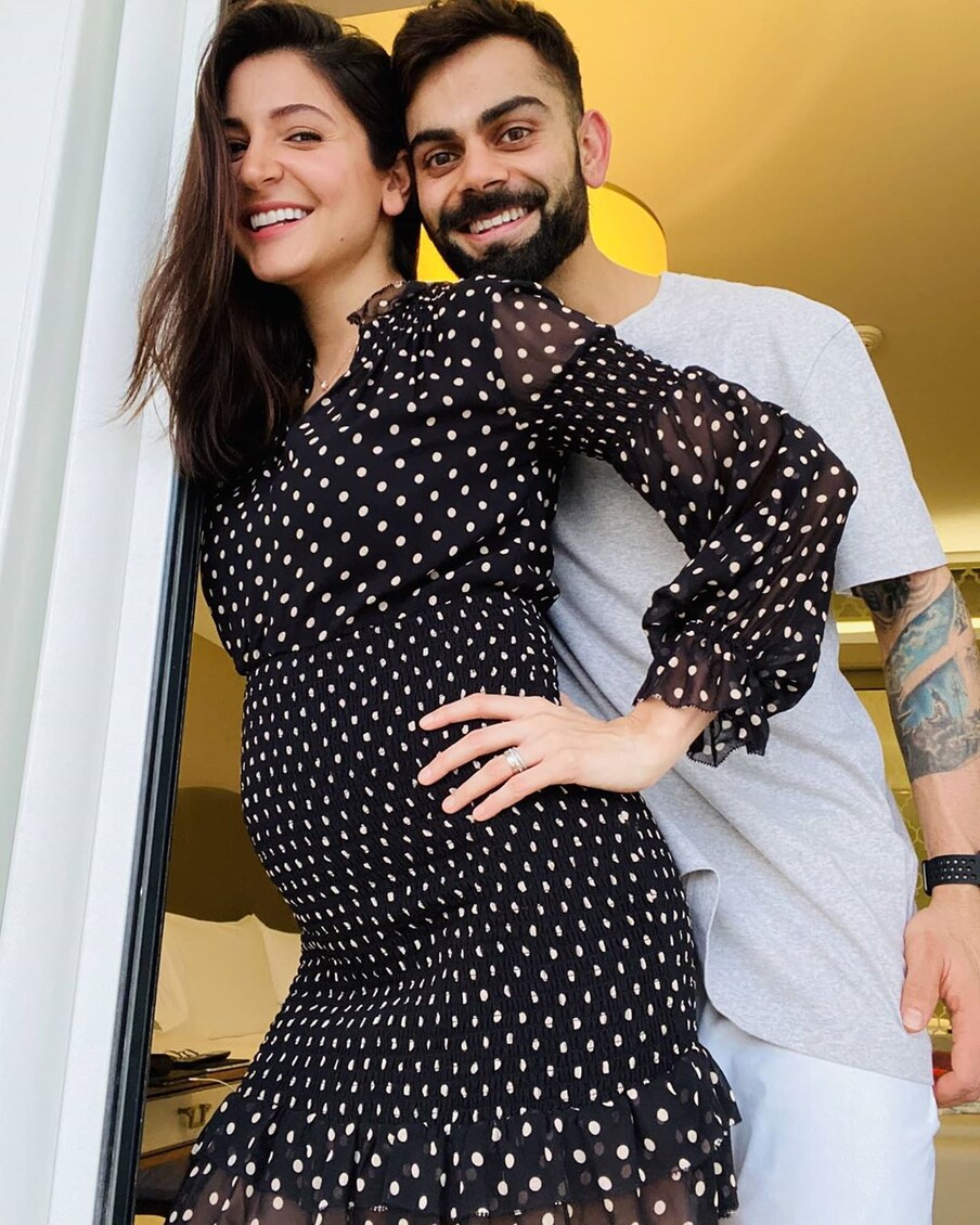  بالی ووڈ اداکارہ انوشکا شرما (Anushka Sharma) اور ٹیم انڈیا کے کپتان وراٹ کوہلی (Virat Kohli)جلد ہی والدین بننے والے ہیں۔ انوشکا اور وراٹ کوہلی نے جمعرات کو سوشل میڈیا پر ایک پوسٹ شیئر کرکے اس کی جانکاری دی۔ تمام تصاویر، انسٹاگرام