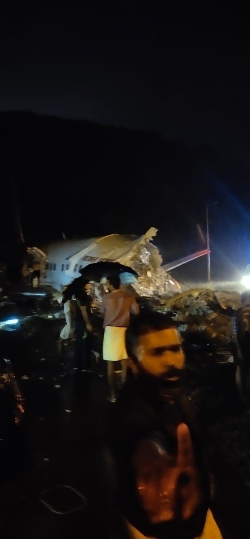 کیرالہ کے کوزی کوڈ ائیر پورٹ پر دبئی سے آرہا ائیرانڈیا کا طیارہ جمعہ کی شام کو حادثہ اک شکار ہوگیا ۔ اس حادثہ میں اب تک 18 افراد کی جان گئی ہے ۔ دونوں پائلٹ کی بھی موت ہوگئی ہے جبکہ سو سے زیادہ مسافر زخمی ہوئے ہیں ۔ طیارہ میں 190 افراد سوار تھے ۔ (Image: Special Arrangement) کیرالہ کے کوزی کوڈ ائیر پورٹ پر دبئی سے آرہا ائیرانڈیا کا طیارہ جمعہ کی شام کو حادثہ اک شکار ہوگیا ۔ اس حادثہ میں اب تک 18 افراد کی جان گئی ہے ۔ دونوں پائلٹ کی بھی موت ہوگئی ہے جبکہ سو سے زیادہ مسافر زخمی ہوئے ہیں ۔ طیارہ میں 190 افراد سوار تھے ۔ (Image: Special Arrangement)