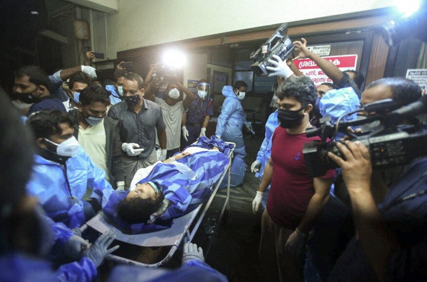 عام طور پر کسی بھی حادثہ میں طیارہ میں آگ لگ جاتی ہے ۔ ایسے میں کسی کو بچانا مشکل ہوجاتا ہے ۔ لیکن راحت کی بات یہ رہی کہ افسران کی سوجھ بوجھ کی وجہ سے ایسا نہیں ہوا ۔ (Image: AP) عام طور پر کسی بھی حادثہ میں طیارہ میں آگ لگ جاتی ہے ۔ ایسے میں کسی کو بچانا مشکل ہوجاتا ہے ۔ لیکن راحت کی بات یہ رہی کہ افسران کی سوجھ بوجھ کی وجہ سے ایسا نہیں ہوا ۔ (Image: AP)