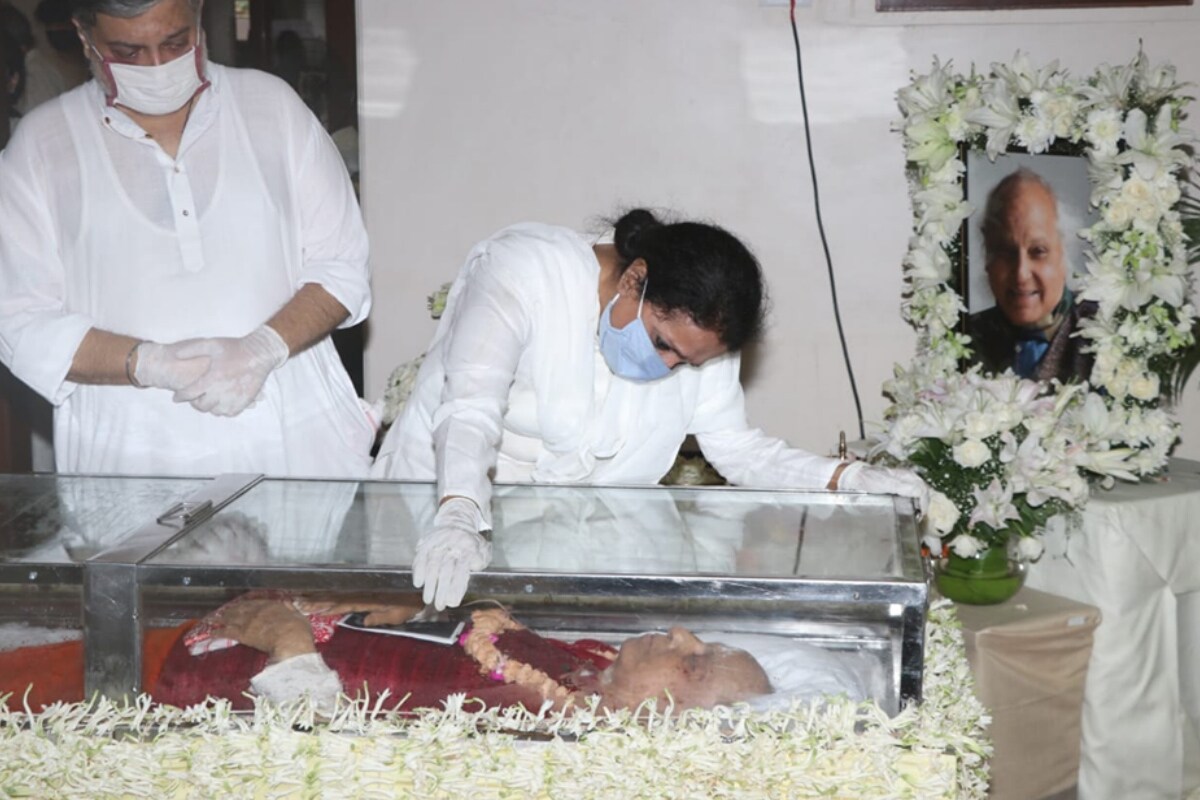 ممبئی۔ کئی دہائیوں سے لوگوں کے دلوں پر راج کرنے والے مشہور کلاسیکی گلوکار پنڈت جسراج (Pandit Jasraj) کو آج آخریدی گئی ہے۔ ان کے آخری سفر میں کئی سلیبرٹیز بھی شامل ہونے پہنچے۔ ان کی آخری رسومات کئی سوشل میڈیا پلیٹ فارمز پر لائیو نشر کی گئیں۔ اسی کے ساتھ ہی ان کی آخری وداعی کی تصاویر بھی سامنے آئیں۔ پنڈت جسراج کی بیٹی درگا والد کو آخری وداعی دیتے ہوئے انتہائی جذباتی دکھائی دیں۔ درگا اپن کے جسد خاکی کے پاس جاتے ہی رو پڑیں۔ وہیں ان کی یہ حالت دیکھ کر لوگوں نے انہیں سنبھالا۔ ممبئی۔ کئی دہائیوں سے لوگوں کے دلوں پر راج کرنے والے مشہور کلاسیکی گلوکار پنڈت جسراج (Pandit Jasraj) کو آج آخریدی گئی ہے۔ ان کے آخری سفر میں کئی سلیبرٹیز بھی شامل ہونے پہنچے۔ ان کی آخری رسومات کئی سوشل میڈیا پلیٹ فارمز پر لائیو نشر کی گئیں۔ اسی کے ساتھ ہی ان کی آخری وداعی کی تصاویر بھی سامنے آئیں۔ پنڈت جسراج کی بیٹی درگا والد کو آخری وداعی دیتے ہوئے انتہائی جذباتی دکھائی دیں۔ درگا اپن کے جسد خاکی کے پاس جاتے ہی رو پڑیں۔ وہیں ان کی یہ حالت دیکھ کر لوگوں نے انہیں سنبھالا۔