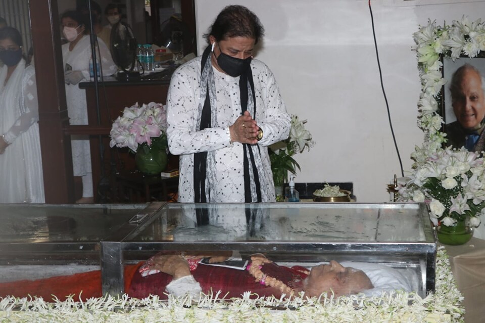 پنڈت جسراج کو آخری وداعی دینے سنگیت کی دنیا کے قدآور فنکار پہنچے۔ سبھی نے ان کی روح کے سکون کی دعا کی۔ وہیں انوپ جلوٹا بھی وہاں پہنچے۔ پنڈت جسراج کو آخری وداعی دینے سنگیت کی دنیا کے قدآور فنکار پہنچے۔ سبھی نے ان کی روح کے سکون کی دعا کی۔ وہیں انوپ جلوٹا بھی وہاں پہنچے۔