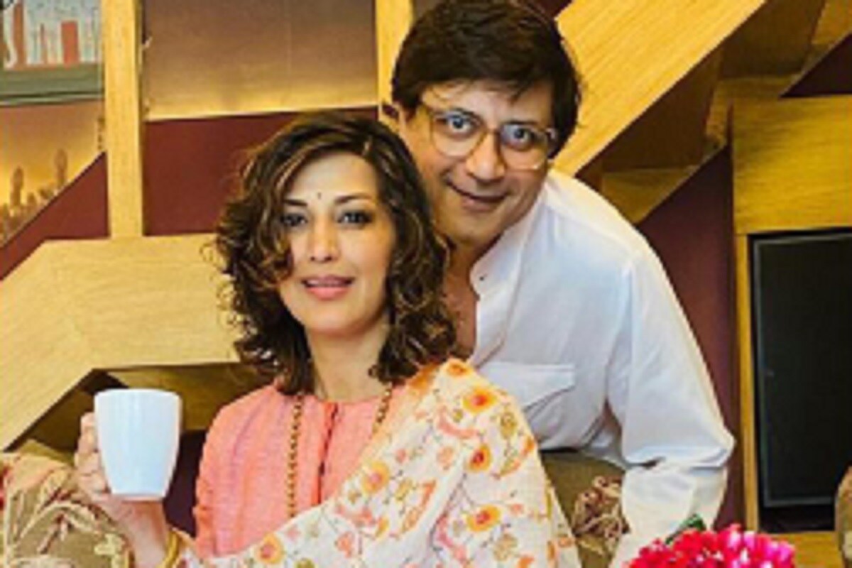 دراصل بالی ووڈ فنکاروں نے کوروناوائرس کے دور میں اپنے سوشل ہینڈل پر گنیش چترتھی پر مداحوں کو مبارکباد پیش کی۔ سونالی بیندرے نے بھی اپنے سوشل میڈیا انسٹاگرام پر گنیش چترتھی کی مبارکباد دیتے ہوئے کئی بیحد خوبصورت تصویریں شیئر کی ہیں۔ دراصل بالی ووڈ فنکاروں نے کوروناوائرس کے دور میں اپنے سوشل ہینڈل پر گنیش چترتھی پر مداحوں کو مبارکباد پیش کی۔ سونالی بیندرے نے بھی اپنے سوشل میڈیا انسٹاگرام پر گنیش چترتھی کی مبارکباد دیتے ہوئے کئی بیحد خوبصورت تصویریں شیئر کی ہیں۔