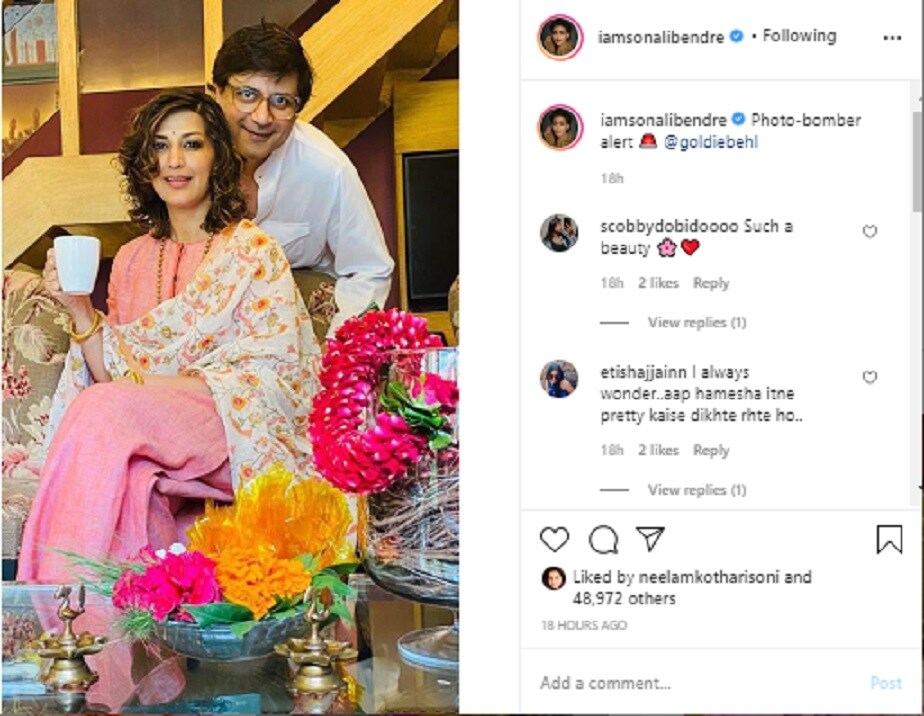 <br />کینسر سے ابرنے والی بالی ووڈ اداکارہ اس تصویر میں کرسی پر بیٹھی بیحد ہی خوبصورت لگ رہی ہیں۔ <br />کینسر سے ابرنے والی بالی ووڈ اداکارہ اس تصویر میں کرسی پر بیٹھی بیحد ہی خوبصورت لگ رہی ہیں۔