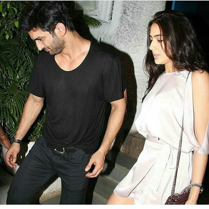 اب سشانت سنگھ راجپوت (Sushant Singh Rajput) کی فیملی دوست نے سارہ علی خان (Sara Ali Khan) کے ساتھ سشانت کے رلیشن شپ کو لیکر بڑا انکشاف کیا ہے۔ اب سشانت سنگھ راجپوت (Sushant Singh Rajput) کی فیملی دوست نے سارہ علی خان (Sara Ali Khan) کے ساتھ سشانت کے رلیشن شپ کو لیکر بڑا انکشاف کیا ہے۔
