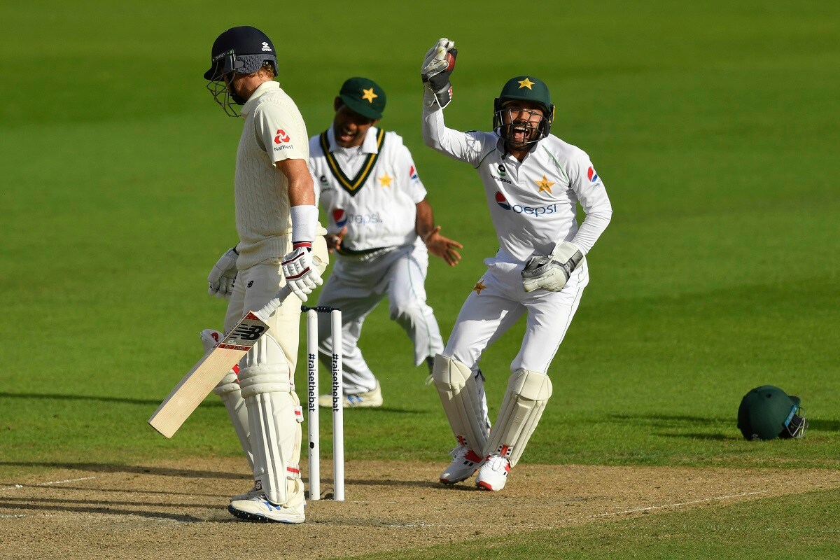 پاکستان اور انگلینڈ کے درمیان مانچسٹر میں کھیلے جارہے ٹیسٹ میچ کے تیسرے روز لنچ کے بعد میزبان انگلینڈ کی ٹیم 219 رنز بناکر آؤٹ ہوگئی۔میزبان ٹیم اولی پوپ (62) اور جوز بٹلر (68) کی ذمہ دارانہ بلے بازی کی بدولت 200 کا ہندسہ پار کرسکی ۔اس کے ساتھ ہی مہمان پاکستان نے پہلی اننگز کی بنیاد ہر 119رنز کی برتری حاصل کرلی ہے ۔ پاکستان اور انگلینڈ کے درمیان مانچسٹر میں کھیلے جارہے ٹیسٹ میچ کے تیسرے روز لنچ کے بعد میزبان انگلینڈ کی ٹیم 219 رنز بناکر آؤٹ ہوگئی۔میزبان ٹیم اولی پوپ (62) اور جوز بٹلر (68) کی ذمہ دارانہ بلے بازی کی بدولت 200 کا ہندسہ پار کرسکی ۔اس کے ساتھ ہی مہمان پاکستان نے پہلی اننگز کی بنیاد ہر 119رنز کی برتری حاصل کرلی ہے ۔