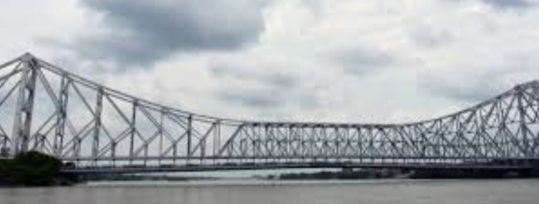 بنگال میں جہاں ایک جانب تباہی مچی وہیں ہزاروں لوگوں کو ایک دوسرے کی مدد کرتے بھی دیکھا گیا حکومت نے اب ایسے اساتذہ کو انعامات سے نوازنےکا فیصلہ کیا ہے۔