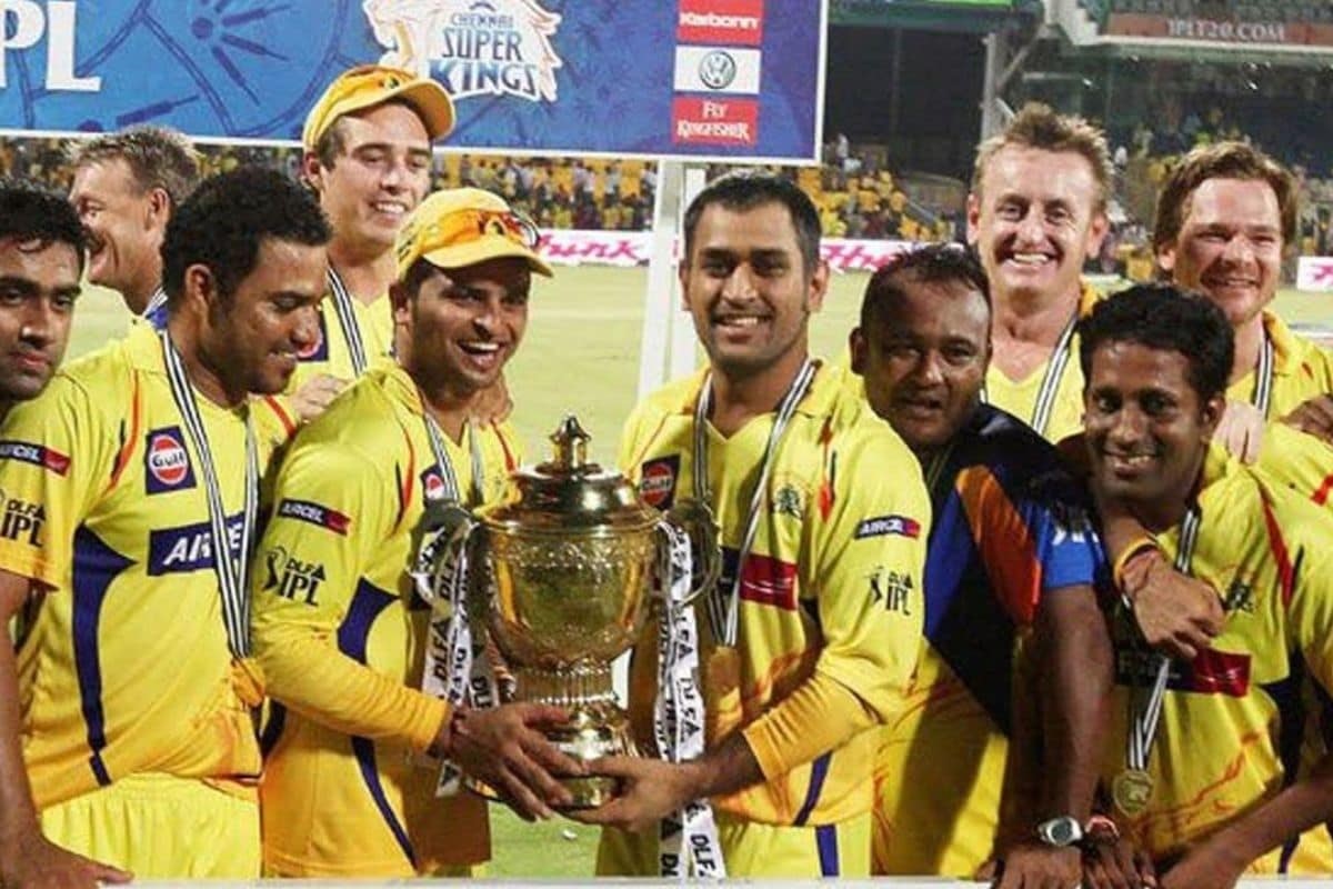 متحدہ عرب امارات میں 19 ستمبر سے شروع ہو رہے انڈین پریمیئر لیگ (آئی پی ایل) کے 13 ویں سیزن سے پہلے چنئی سپرکنگس کی ٹیم پر کورونا وائرس کا قہر ٹوٹا ہے۔ خبروں کے مطابق، چنئی سپرکنگس کے 11 اراکین کورونا پازیٹیو پائے گئے ہیں۔ ان میں ایک کھلاڑی، معاون اسٹاف اور افسران بھی شامل ہیں۔ اب سوال یہ ہے کہ جو کھلاڑی کورونا وائرس کی چپیٹ میں آیا ہے آخر وہ کون ہے؟ متحدہ عرب امارات میں 19 ستمبر سے شروع ہو رہے انڈین پریمیئر لیگ (آئی پی ایل) کے 13 ویں سیزن سے پہلے چنئی سپرکنگس کی ٹیم پر کورونا وائرس کا قہر ٹوٹا ہے۔ خبروں کے مطابق، چنئی سپرکنگس کے 11 اراکین کورونا پازیٹیو پائے گئے ہیں۔ ان میں ایک کھلاڑی، معاون اسٹاف اور افسران بھی شامل ہیں۔ اب سوال یہ ہے کہ جو کھلاڑی کورونا وائرس کی چپیٹ میں آیا ہے آخر وہ کون ہے؟