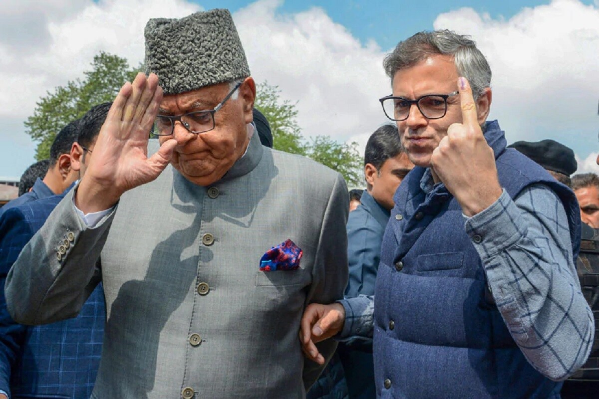 آرٹیکل 370 اور 35 اے ہٹائے جانے کے بعد سے ہی سابق وزیر اعلیٰ عمر عبداللہ کو نظر بند کردیا گیا تھا۔ ان کے ساتھ نیشنل کانفرنس کے صدر اور سابق مرکزی وزیر فاروق عبداللہ کو بھی نظر بند کیا گیا تھا۔