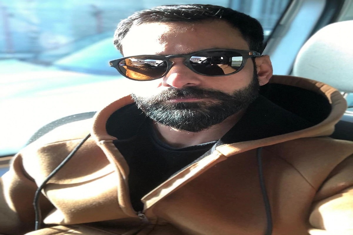 پاکستان کرکٹ بورڈ نے محمد حفیظ کی اس حرکت پر ناراضگی ظاہر کی ہے۔ پی سی بی نے بیان جاری کرکے کہا، تصویر دیکھ کر صاف ہے کہ محمد حفیظ نے دو میٹر سوشل ڈیسٹنسنگ کے ضوابط توڑے ہیں۔ ٹیم ڈاکٹر سے بات چیت کے بعد محمد حفیظ کو ٹیم سے الگ کردیا گیا ہے۔ جب تک ان کا کورونا ٹسٹ نگیٹیو نہیں آجاتا وہ الگ ہی رہیں گے۔ پاکستان کرکٹ بورڈ نے محمد حفیظ کی اس حرکت پر ناراضگی ظاہر کی ہے۔ پی سی بی نے بیان جاری کرکے کہا، تصویر دیکھ کر صاف ہے کہ محمد حفیظ نے دو میٹر سوشل ڈیسٹنسنگ کے ضوابط توڑے ہیں۔ ٹیم ڈاکٹر سے بات چیت کے بعد محمد حفیظ کو ٹیم سے الگ کردیا گیا ہے۔ جب تک ان کا کورونا ٹسٹ نگیٹیو نہیں آجاتا وہ الگ ہی رہیں گے۔