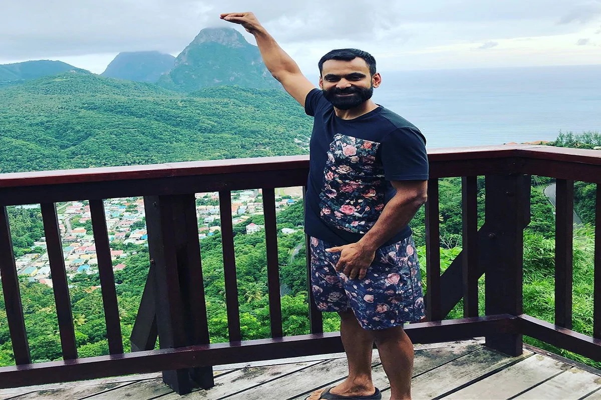 پاکستان کے آل راونڈر محمد حفیظ (Mohammad Hafeez) ایک بار پھر تنازعہ میں آگئے ہیں۔ پاکستانی ٹیم کے ساتھ انگلینڈ دورے پر گئے محمد حفیظ نے بایو سیفٹی ببل توڑ دیا، جس کی وجہ سے ان کا کورونا ٹسٹ کرایا گیا اور اب انہیں ٹیم کے دوسرے کھلاڑیوں سے الگ کردیا گیا ہے۔ محمد حفیظ بایو سیفٹی ببل توڑ گولف کھیلنے گئے، جہاں انہوں نے ایک بزرگ خاتون کے ساتھ تصویر کھنچوائی۔ اس کے بعد انہوں نے اس تصویر کو سوشل میڈیا پر بھی پوسٹ کیا۔ پاکستان کے آل راونڈر محمد حفیظ (Mohammad Hafeez) ایک بار پھر تنازعہ میں آگئے ہیں۔ پاکستانی ٹیم کے ساتھ انگلینڈ دورے پر گئے محمد حفیظ نے بایو سیفٹی ببل توڑ دیا، جس کی وجہ سے ان کا کورونا ٹسٹ کرایا گیا اور اب انہیں ٹیم کے دوسرے کھلاڑیوں سے الگ کردیا گیا ہے۔ محمد حفیظ بایو سیفٹی ببل توڑ گولف کھیلنے گئے، جہاں انہوں نے ایک بزرگ خاتون کے ساتھ تصویر کھنچوائی۔ اس کے بعد انہوں نے اس تصویر کو سوشل میڈیا پر بھی پوسٹ کیا۔