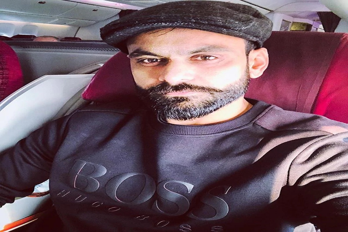واضح رہے کہ محمد حفیظ انگلینڈ جانے سے پہلے اس وقت تنازعہ میں آگئے تھے، جب وہ کورونا ٹسٹ میں پازیٹیو آئے تھے اور اس کے بعد انہوں نے ذاتی طور پر ٹسٹ کرا لیا تھا۔ اس کے بعد پی سی بی کا کافی مذاق بنا تھا۔ بعد میں دو کورونا رپورٹ نگیٹیو ہونے کے بعد ہی وہ انگلینڈ دورے پر آسکے۔ واضح رہے کہ محمد حفیظ انگلینڈ جانے سے پہلے اس وقت تنازعہ میں آگئے تھے، جب وہ کورونا ٹسٹ میں پازیٹیو آئے تھے اور اس کے بعد انہوں نے ذاتی طور پر ٹسٹ کرا لیا تھا۔ اس کے بعد پی سی بی کا کافی مذاق بنا تھا۔ بعد میں دو کورونا رپورٹ نگیٹیو ہونے کے بعد ہی وہ انگلینڈ دورے پر آسکے۔
