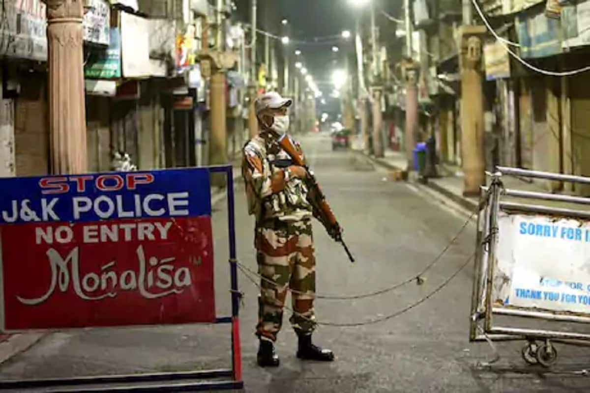 مرکزی حکومت نے مرکز کے زیر انتظام خطہ جموں وکشمیر سے 10,000 پیرا ملٹری فورسیز کو واپس بلانے کے احکامات دیئے ہیں۔ افسران نے بدھ کو یہ اطلاع دی۔