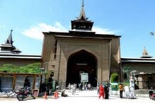 کشمیر: لاک ڈاون کھلنے کے بعد تاریخی جامع مسجد میں پانچ ماہ بعد ادا کی گئی نماز ظہر