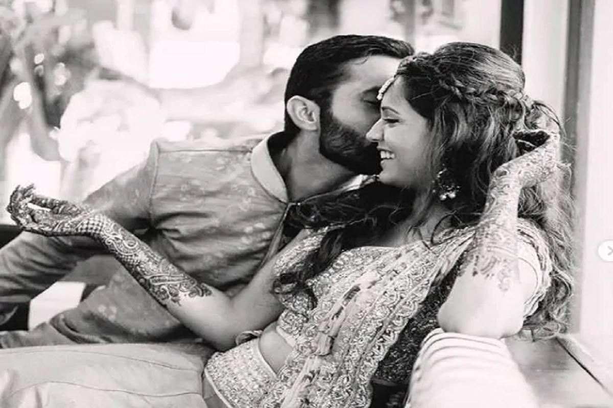 ہندوستانی وکٹ کیپر بلے باز دنیش کارتک (Dinesh Karthik) اور اسکواش کھلاڑی دیپیکا پلی کل (Deepika Pallikal) سپر جوڑے میں شامل ہیں۔ آج یعنی کہ 21 اگست کو دونوں شادی کی پانچویں سالگرہ منا رہے ہیں۔ اس موقع پر دونوں نے اپنے سوشل میڈیا پر پیاری تصویریں شیئر کی ہیں۔ ہندوستانی وکٹ کیپر بلے باز دنیش کارتک (Dinesh Karthik) اور اسکواش کھلاڑی دیپیکا پلی کل (Deepika Pallikal) سپر جوڑے میں شامل ہیں۔ آج یعنی کہ 21 اگست کو دونوں شادی کی پانچویں سالگرہ منا رہے ہیں۔ اس موقع پر دونوں نے اپنے سوشل میڈیا پر پیاری تصویریں شیئر کی ہیں۔
