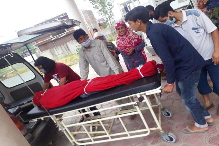 کُکرباغ کے 28 سالہ شوکت احمد شیخ جو پیشہ سے نان بائی کا کام سری نگر میں کرتے تھے، آج وہ عیدکی خوشی منانےکی غرض سے اپنے آبائی گھر آ رہے تھے۔