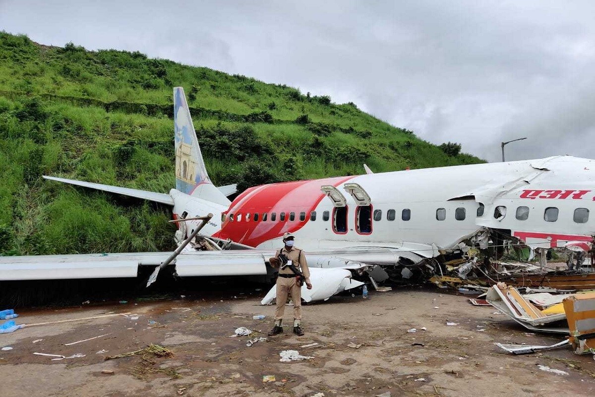 کیرالہ کے کوزی کوڈ (Kozhikode Plane Crash) ائیر پورٹ پر دبئی سے آرہا ائیرانڈیا کا طیارہ جمعہ کی شام کو حادثہ اک شکار ہوگیا۔ طیارہ میں 190 افراد سوار تھے ۔ طیارہ رن وے پر پھسلنے کے بعد کھائی میں گر گیا اور دو ٹکروں میں تقسیم ہوگیا۔ اس حادثے میں اب تک 18 افراد کی موت ہوچکی ہے۔ بتادیں کہ کریش طیارے کا ڈیجیٹل فلائٹ ڈیٹا ریکارڈر بازبرآمد کرلیا گیا ہے۔ اس کی مدد سے ڈیٹا جو ڈی کوڈ کرکے حادثے کی اصل وجہ معلوم کی جاسکتی ہے۔ کیرالہ کے کوزی کوڈ (Kozhikode Plane Crash) ائیر پورٹ پر دبئی سے آرہا ائیرانڈیا کا طیارہ جمعہ کی شام کو حادثہ اک شکار ہوگیا۔ طیارہ میں 190 افراد سوار تھے ۔ طیارہ رن وے پر پھسلنے کے بعد کھائی میں گر گیا اور دو ٹکروں میں تقسیم ہوگیا۔ اس حادثے میں اب تک 18 افراد کی موت ہوچکی ہے۔ بتادیں کہ کریش طیارے کا ڈیجیٹل فلائٹ ڈیٹا ریکارڈر بازبرآمد کرلیا گیا ہے۔ اس کی مدد سے ڈیٹا جو ڈی کوڈ کرکے حادثے کی اصل وجہ معلوم کی جاسکتی ہے۔