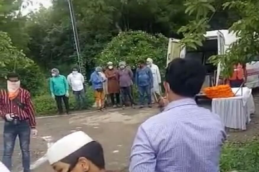 انصار احمد کی تدفین میں محکمہ پولیس کے اعلی حکام آئی جی ڈی آئی جی بھی موجود تھے اور سبھی نے انہیں نم آنکھوں سے سپرد خاک کیا۔