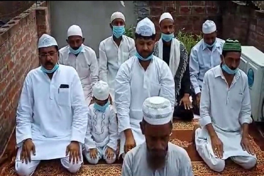 مسلمانوں نے نماز کے ساتھ ساتھ قربانی کے فرائض بھی اپنے گھروں میں ہی ادا کئے۔ گھروں میں ہونے والی نماز کے بعد ملک میں امن و سلامتی اور کورونا وائرس کے جلد خاتمے کے لئےخصوصی دعاؤں کا اہتمام کیا گیا۔