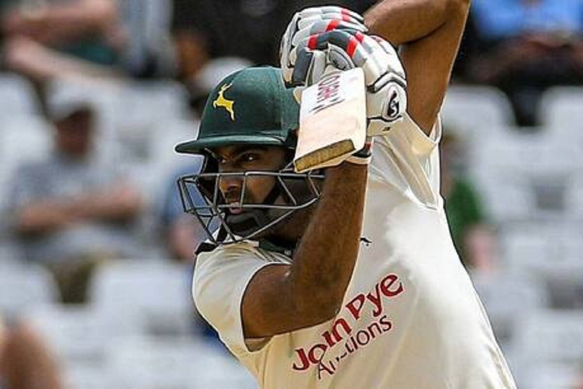 آر اشون نے اپنے یوٹیوب چینل پر ویڈیو پوسٹ کرتے ہوئے سال 2014 کے آسٹریلیائی دورہ کو یاد کیا۔ اس ٹور کے دوسرے ٹیسٹ میچ کے بعد دھونی نے اچانک ٹیسٹ کرکٹ سے سبکدوشی کا اعلان کردیا تھا۔