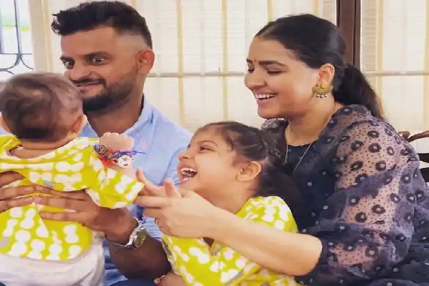 کرکٹ سے ریٹائرمنٹ لے چکے سریش رینا نے بھی لاک ڈاون میں مداحوں کو بڑی خوشخبری دی۔ سریش رینا نے 23 مارچ کو اپنی اہلیہ پرینکا چودھری کے ساتھ تصویر شیئر کی تھی، جس میں ان کا بیٹا ساتھ نظر آرہا تھا۔ سریش رینا نے بتایا تھا کہ پرینکا نے بیٹے کو جنم دیا، جس کا نام ریو رکھا گیا ہے۔ (تصویر: انسٹا گرام) کرکٹ سے ریٹائرمنٹ لے چکے سریش رینا نے بھی لاک ڈاون میں مداحوں کو بڑی خوشخبری دی۔ سریش رینا نے 23 مارچ کو اپنی اہلیہ پرینکا چودھری کے ساتھ تصویر شیئر کی تھی، جس میں ان کا بیٹا ساتھ نظر آرہا تھا۔ سریش رینا نے بتایا تھا کہ پرینکا نے بیٹے کو جنم دیا، جس کا نام ریو رکھا گیا ہے۔ (تصویر: انسٹا گرام)