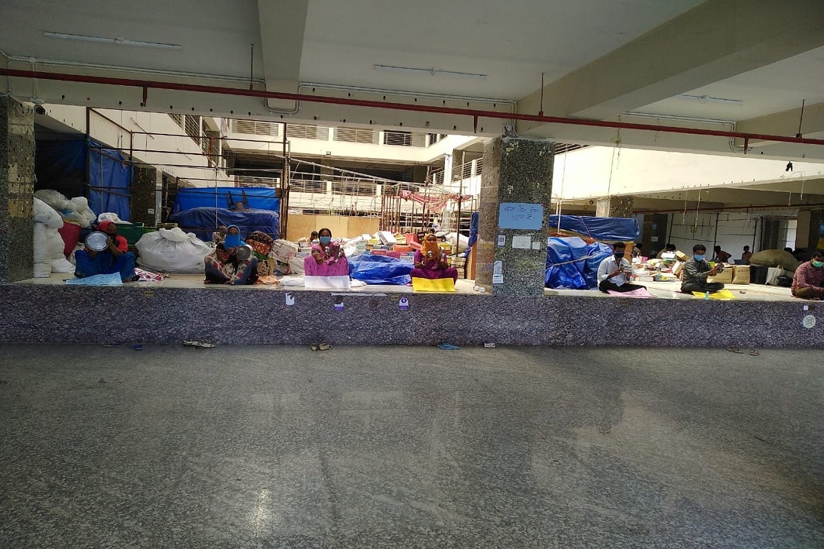 وینڈر مارکیٹ میں دارلحکومت رانچی کے فوٹ پاتھ دکانداروں کو روزگار کے لئے جگہ دی گئی ہے تاکہ سڑک پر بھیڑ اور جام کے مسائل کو دور کیا جاسکے، لیکن گذشتہ پانچ ماہ سے مارکیٹ بند رہنے سے ان کی مالی حالت بے حد خستہ ہو گئی ہے۔