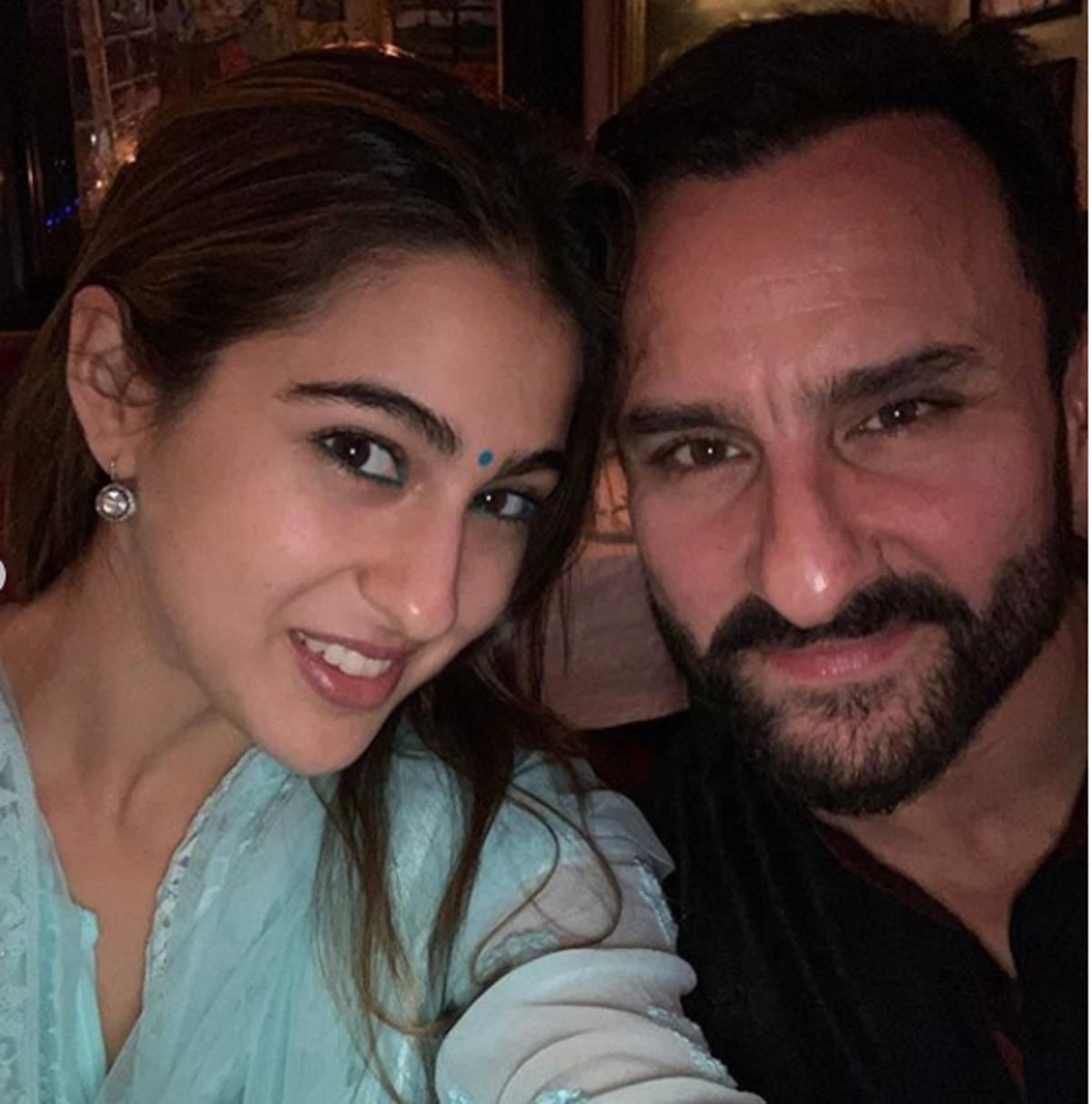بالی ووڈ کے اسٹار سیف علی خان نے گزشتہ روز اپنا پچاسواں یوم پیدائش منایا ۔ ان کے یوم پیدائش پر ہر کوئی انہیں جم کر مبارکباد دے رہا ہے ۔ اسی سلسلہ میں سیف علی خان کی بیٹی اداکارہ سارا علی خان نے بھی اپنے والد کو انتہائی خاص انداز میں یوم پیدائش کی مبارکباد دی ہے ۔ تصویر : انسٹاگرام ۔ بالی ووڈ کے اسٹار سیف علی خان نے گزشتہ روز اپنا پچاسواں یوم پیدائش منایا ۔ ان کے یوم پیدائش پر ہر کوئی انہیں جم کر مبارکباد دے رہا ہے ۔ اسی سلسلہ میں سیف علی خان کی بیٹی اداکارہ سارا علی خان نے بھی اپنے والد کو انتہائی خاص انداز میں یوم پیدائش کی مبارکباد دی ہے ۔ تصویر : انسٹاگرام ۔