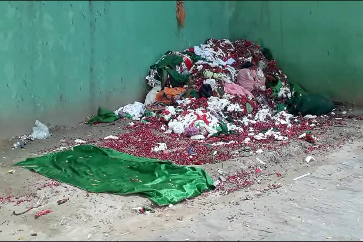 مقامی مسلمانوں کا کہنا ہے کہ لاک ڈاؤن اور کووڈ کی گائیڈ لائنس کی پابندی کرتے ہوئے چند افراد کو کربلا جانے اور تعزیہ دفن کرنے کی اجازت ملنی چاہئے تھی ۔ ان کا الزام ہے کہ ریاستی حکومت کورونا کی آڑ میں مسلم تہواروں کے ساتھ امتیازی سلوک کر رہی ہے ۔ مقامی مسلمانوں کا کہنا ہے کہ لاک ڈاؤن اور کووڈ کی گائیڈ لائنس کی پابندی کرتے ہوئے چند افراد کو کربلا جانے اور تعزیہ دفن کرنے کی اجازت ملنی چاہئے تھی ۔ ان کا الزام ہے کہ ریاستی حکومت کورونا کی آڑ میں مسلم تہواروں کے ساتھ امتیازی سلوک کر رہی ہے ۔