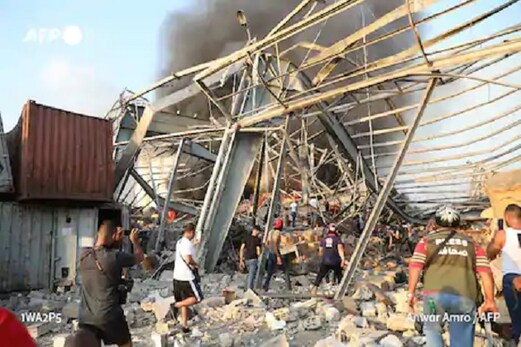 بیروت دھماکہ: دھماکے سے 3 منزل تک اچھلیں کاریں، 73 کی موت، 4000 زخمی بیروت دھماکہ: دھماکے سے 3 منزل تک اچھلیں کاریں، 73 کی موت، 4000 زخمی