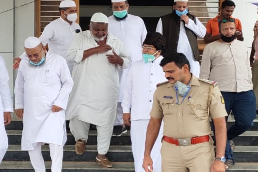 علما کرام نے ڈی جے ہلی پولیس اسٹیشن پہنچ کر یہاں شر پسندوں کی جانب کی گئی تباہی کاجائزہ لیا ۔