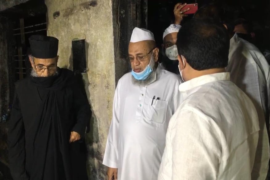 سابق ریاستی وزیر ضمیر احمد خان کی موجودگی میں علما کرام نے جل کر خاکستر ہوئے ایم ایل اے اکھنڈ سرینواس مورتی کے گھر کے اندرونی حصہ کا معائنہ کیا ۔