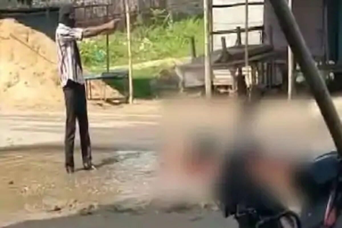 قتل کرنے کے بعد شوہر نے وہاں پر موجود لوگوں کو ہتھیار دکھاتے ہوئے نزدیک آنے پر کاٹ دینے کی دھمکی دی ۔
