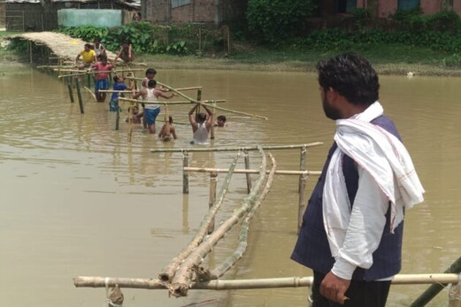 بہار میں سیلاب سے سیمانچل کا برا حال ، بانس کا پل بنا کر لوگ کررہے ہیں ایک دوسرے سے رابطہ بہار میں سیلاب سے سیمانچل کا برا حال ، بانس کا پل بنا کر لوگ کررہے ہیں ایک دوسرے سے رابطہ