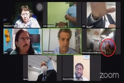 چل رہی تھی سٹی کونسل کی Zoom میٹنگ اور کیمرے کے سامنے ہی سیکس کرنے لگا شخص چل رہی تھی سٹی کونسل کی Zoom میٹنگ اور کیمرے کے سامنے ہی سیکس کرنے لگا شخص