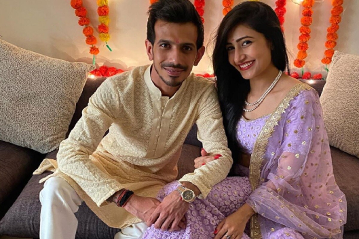 چہل نے انسٹاگرام پر اپنی ہونے والی اہلیہ کے ساتھ تصویر شیئر کرتے ہوئے بتایا کہ اہل خانہ کی رضامندی کے ساتھ ہی انہوں نے ڈاکٹر ، کوریوگرافر اور یوٹیوبر دھنشری ورما سے شادی کا فیصلہ کیا ہے ۔ تصویر : انسٹاگرام ۔ چہل نے انسٹاگرام پر اپنی ہونے والی اہلیہ کے ساتھ تصویر شیئر کرتے ہوئے بتایا کہ اہل خانہ کی رضامندی کے ساتھ ہی انہوں نے ڈاکٹر ، کوریوگرافر اور یوٹیوبر دھنشری ورما سے شادی کا فیصلہ کیا ہے ۔ تصویر : انسٹاگرام ۔