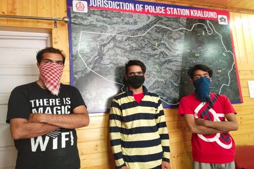 کشمیر: منشیات میں ملوث چار افراد گرفتار، پولیس نے کہا۔ سرحد پار سے منشیات کی ہو رہی اسمگلنگ کشمیر: منشیات میں ملوث چار افراد گرفتار، پولیس نے کہا۔ سرحد پار سے منشیات کی ہو رہی اسمگلنگ
