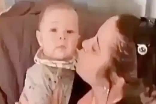 لڑکی نے زبردستی بچے کو کیا Kiss ، تو اس نے ایسے لیا بدلہ ... ، ویڈیو دیکھ کر رہ جائیں گے دنگ لڑکی نے زبردستی بچے کو کیا Kiss ، تو اس نے ایسے لیا بدلہ ... ، ویڈیو دیکھ کر رہ جائیں گے دنگ