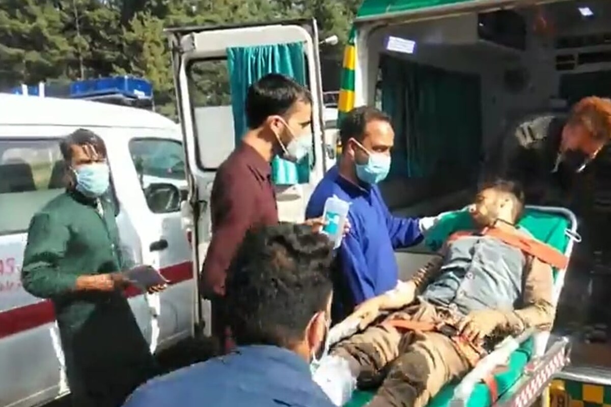 عینی شاہدین نے نیوز 18 اردو کو بتایا کہ گاڑی کے کھائی میں گرنے کے وقت وہاں خوف کا منظر تھا۔