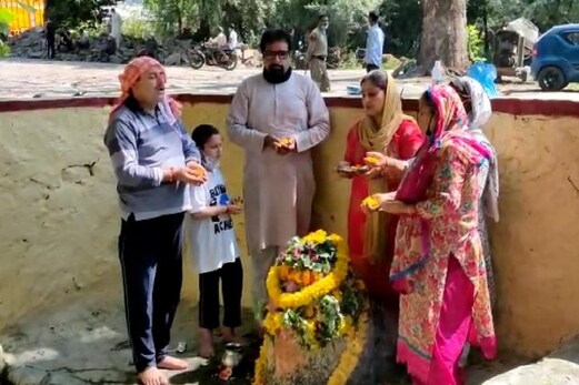 کورونا وائرس کا اثر: نودل ترال میں موجود تاریخی چشمے پر قلیل تعداد میں کشمیری پنڈتوں کی حاضری کورونا وائرس کا اثر: نودل ترال میں موجود تاریخی چشمے پر قلیل تعداد میں کشمیری پنڈتوں کی حاضری