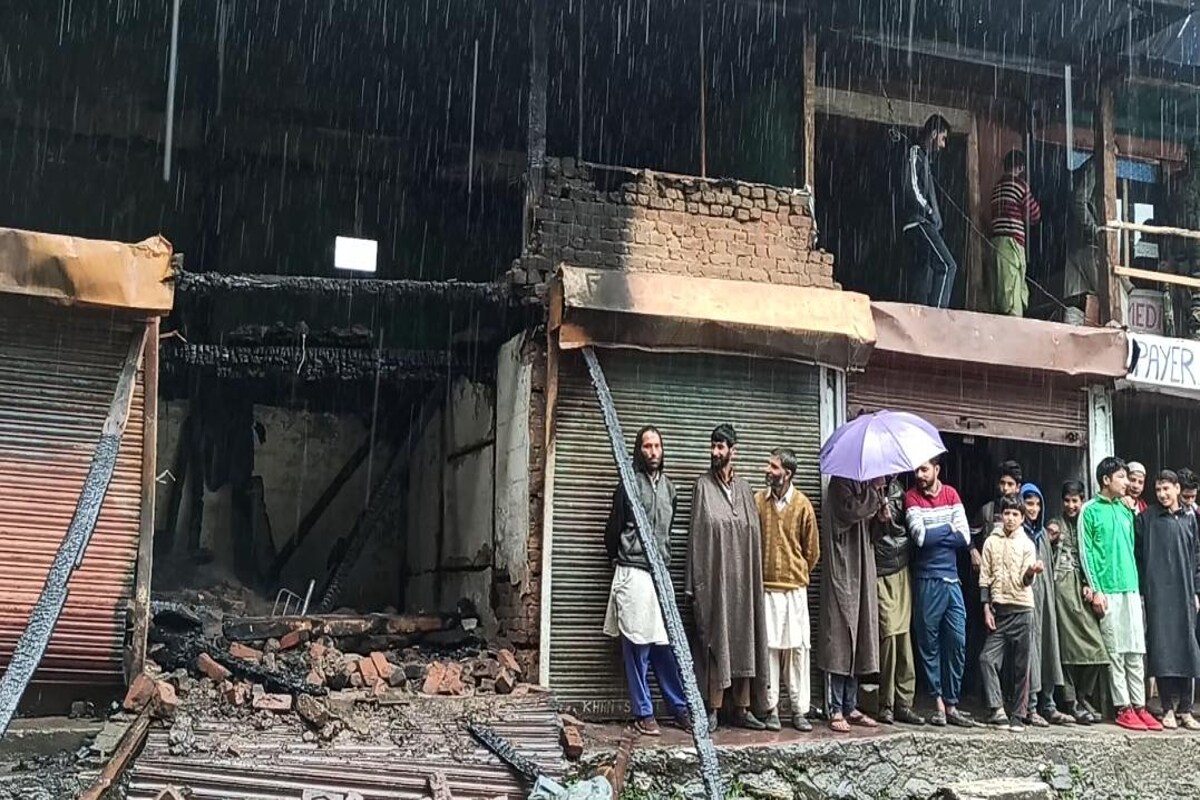 یہ کمپلیکس دو منزلہ کا تھا ، جس میں چودہ دوکانیں آگ کی نذر ہوگئیں ۔