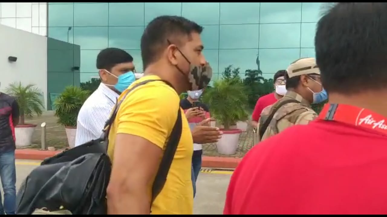 کورونا وبا کے ماحول میں مہندر سنگھ دھونی کی نقل و حرکت رانچی کے سیملیا واقع ان کے رہائش گاہ پر سمٹ کر رہ گئی تھی۔ دھونی اپنے عالیشان بنگلہ کے احاطے میں گذشتہ کئی مہینوں سے نیٹ پریکٹس میں مصروف تھے۔ کورونا وبا کے ماحول میں مہندر سنگھ دھونی کی نقل و حرکت رانچی کے سیملیا واقع ان کے رہائش گاہ پر سمٹ کر رہ گئی تھی۔ دھونی اپنے عالیشان بنگلہ کے احاطے میں گذشتہ کئی مہینوں سے نیٹ پریکٹس میں مصروف تھے۔