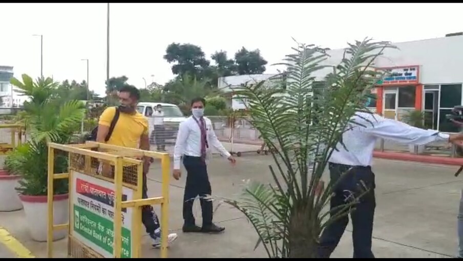  جانکاری کے مطابق مہندر سنگھ دھونی نے نیٹ پریکٹس کے دوران کئی نئے شاٹس پر ہاتھ آزمائے ہیں۔ یہ تمام نئے شاٹس آئی پی ایل کے دوران ان کے بلے بازی میں دیکھنے کو ملے گی ۔۔