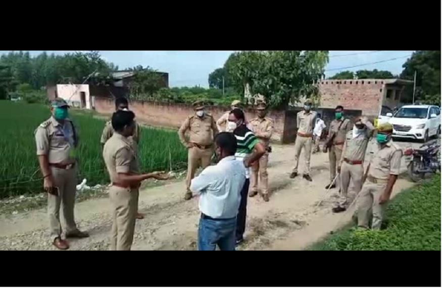 مشتاق عامرالہ آباد میں دو ہرے قتل کا ایک سنسنی خیز واقعہ پیش آیا ہے۔ دوحقیقی بھائیوں کی لاش ملنے سے علاقے میں سنسنی پھیل گئی ہے۔ ایک بھائی کی لاش پاس کے ریلوے ٹریک پر ملی ہے جکبہ دوسرے بھائی کی لاش کچھ دوری پر کھیت سے بر آمد کی گئی ہے۔ یہ واقعہ الہ آباد کے دھومن گنج تھانہ علاقے کے پنت روا گاؤں میں پیش آیا ہے۔ (رپورٹ اور تصاویر، مشتاق عامر: الہ آباد) مشتاق عامرالہ آباد میں دو ہرے قتل کا ایک سنسنی خیز واقعہ پیش آیا ہے۔ دوحقیقی بھائیوں کی لاش ملنے سے علاقے میں سنسنی پھیل گئی ہے۔ ایک بھائی کی لاش پاس کے ریلوے ٹریک پر ملی ہے جکبہ دوسرے بھائی کی لاش کچھ دوری پر کھیت سے بر آمد کی گئی ہے۔ یہ واقعہ الہ آباد کے دھومن گنج تھانہ علاقے کے پنت روا گاؤں میں پیش آیا ہے۔ (رپورٹ اور تصاویر، مشتاق عامر: الہ آباد)
