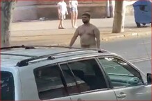 برہنہ ہوکر شخص سڑک پر کرنے لگا انتہائی غلط حرکت، سوشل میڈیا پر ویڈیو ہورہا ہے وائرل