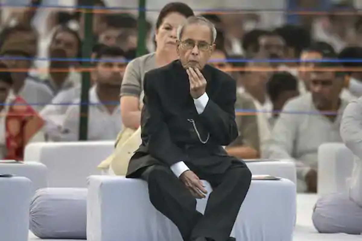 پرنب سیاست کی ہر کروٹ کو بخوبی سمجھتے تھے ۔ یہی وجہ ہے کہ جب بھی ان کی پارٹی اور یو پی اے حکومت پر مصیبت آئی تو وہ سب سے آگے نظر آئے۔ کئی بار تو ایسا لگا کہ حکومت کی ہر مرض کی دوا پرنب دا ہی ہیں۔ تصویر : پی ٹی آئی ۔ پرنب سیاست کی ہر کروٹ کو بخوبی سمجھتے تھے ۔ یہی وجہ ہے کہ جب بھی ان کی پارٹی اور یو پی اے حکومت پر مصیبت آئی تو وہ سب سے آگے نظر آئے۔ کئی بار تو ایسا لگا کہ حکومت کی ہر مرض کی دوا پرنب دا ہی ہیں۔ تصویر : پی ٹی آئی ۔