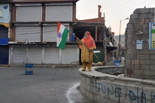 دفعہ 370 کی منسوخی کا پہلا برس مکمل ہونے پر کشمیری خاتون نے لال چوک پر بندشوں کے درمیان لہرایا قومی پرچم دفعہ 370 کی منسوخی کا پہلا برس مکمل ہونے پر کشمیری خاتون نے لال چوک پر بندشوں کے درمیان لہرایا قومی پرچم