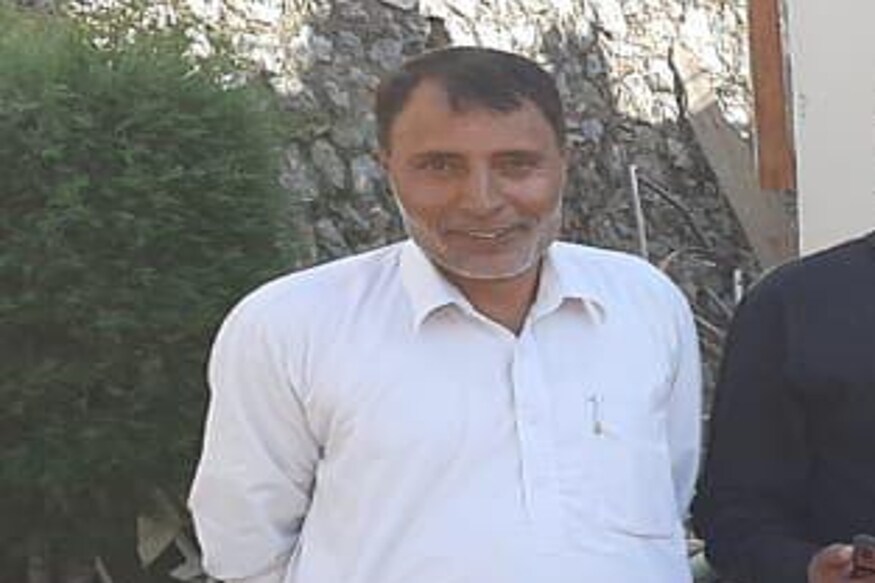 مقتول سرپنچ کی شناخت سجاد احمد کھانڑے کے طور پر ہوئی ہے اور وہ حکمران جماعت بھارتیہ جنتا پارٹی سے منسلک تھے ۔