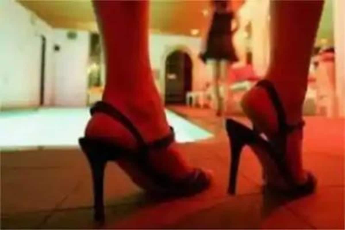 بیوٹی پارلر میں لڑکی کو نشیلی دوائیں اور ڈرگس دے کر جسم فروشی کے دھندے میں دھکیل دیا گیا ۔